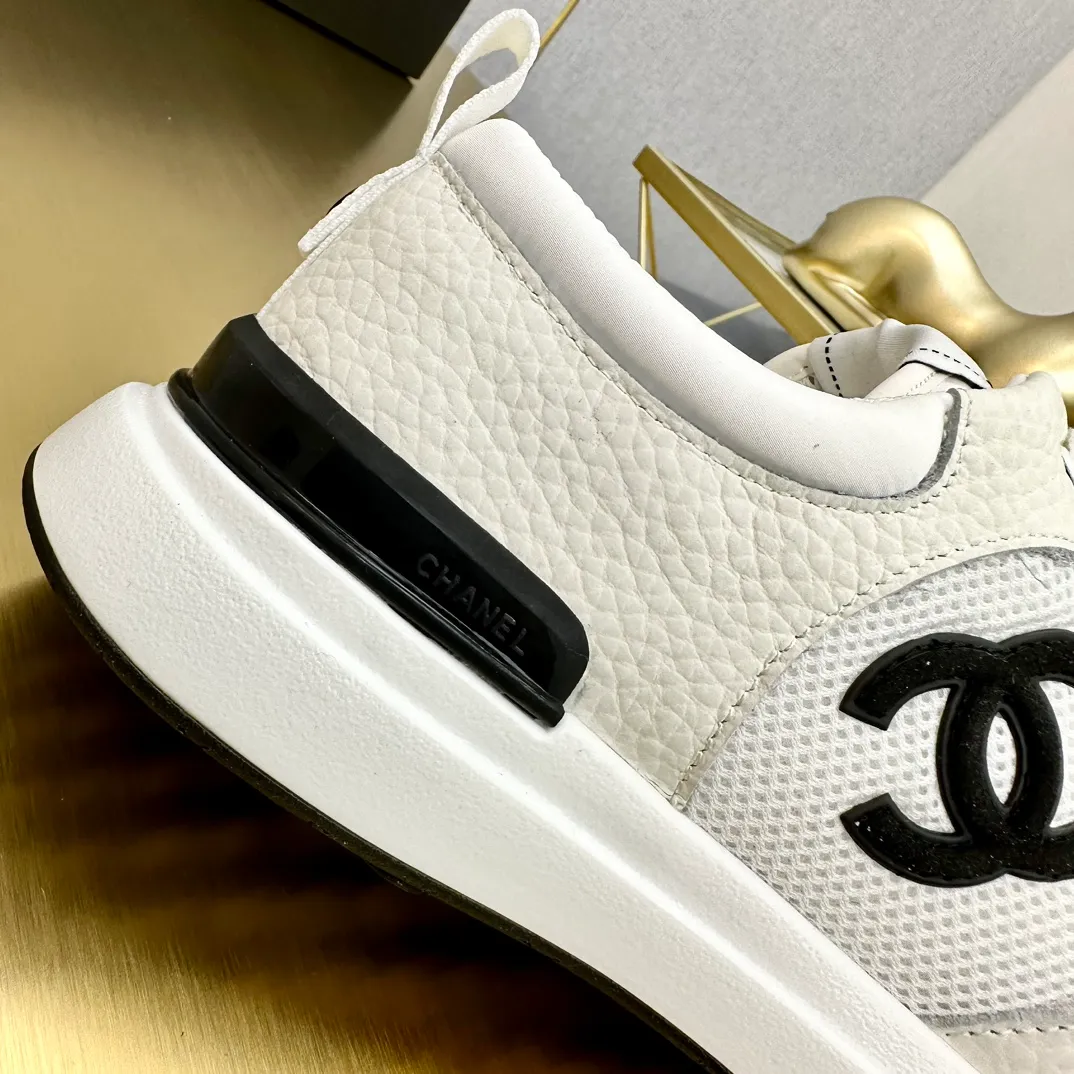 P520👟👟 Chanel - 2024 counter top casual sports shoes This classic design; the upper is electro-embroidered with a variety of techniques; the outsole is fashionable and sporty; unusually incorporating a variety of color elements... The diversified mix and match is very good-looking and versatile, suitable for leisure, fashion, sports and outdoor... ꫛꫀꪝ Go➫ Material: ❶Upper made of: original imported mercerized velvet + double-layer breathable mesh ❷The inner lining is made of: original imported breathable mesh ❸Outsole is based on: original TPU combination outsole. Full set of boutique packaging for women 35-41 and men 38-46
